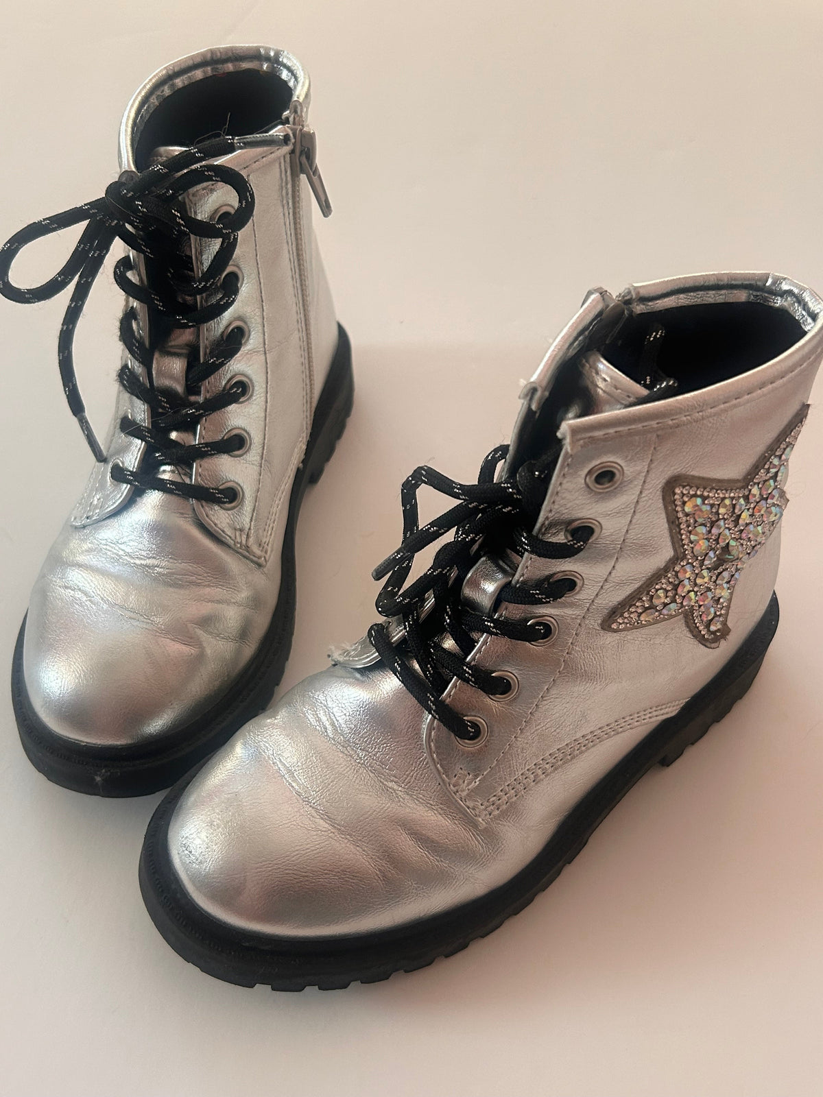 #56 girls size 13M silver boots with sparkly stars VGUC