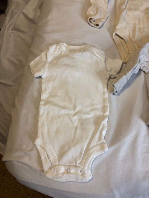 #210 Carter's Boys Bundle of Onesies Size 3 months "4 onesies, bear theme"