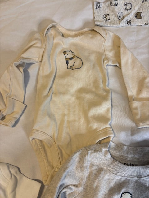 #210 Carter's Boys Bundle of Onesies Size 3 months "4 onesies, bear theme"