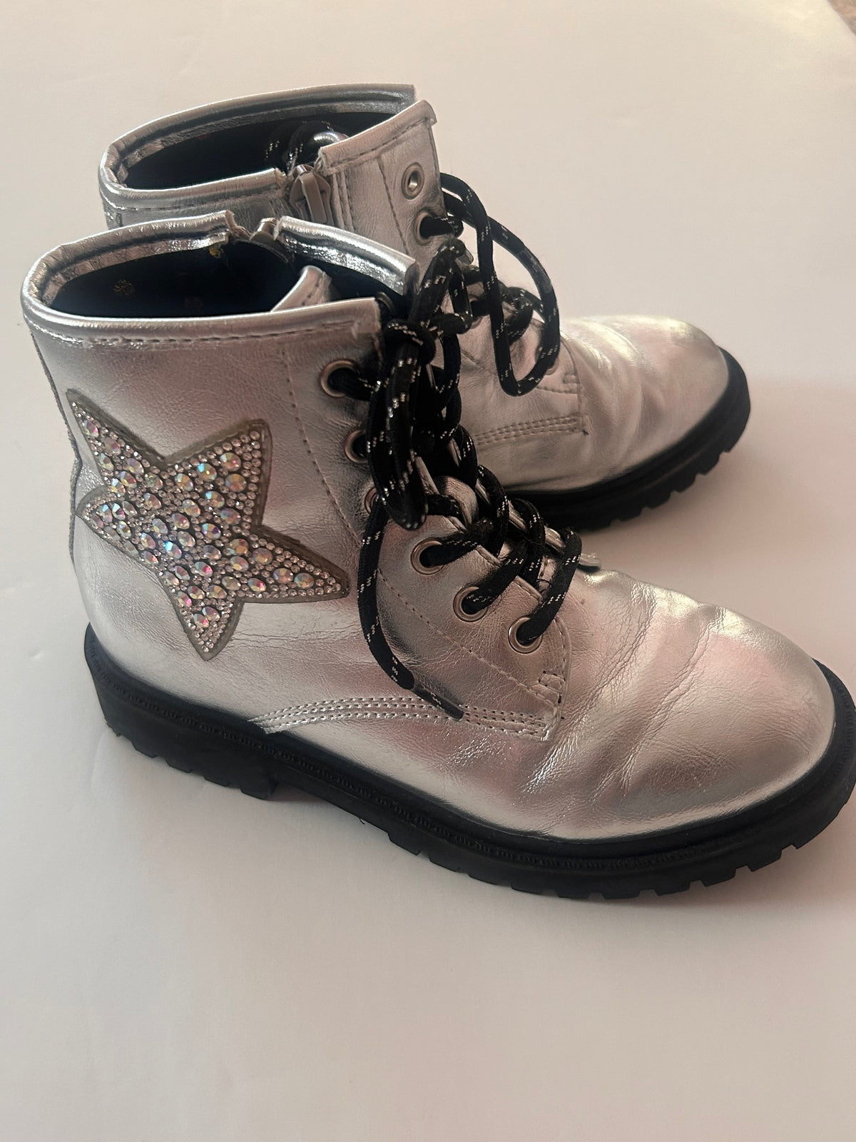 #56 girls size 13M silver boots with sparkly stars VGUC