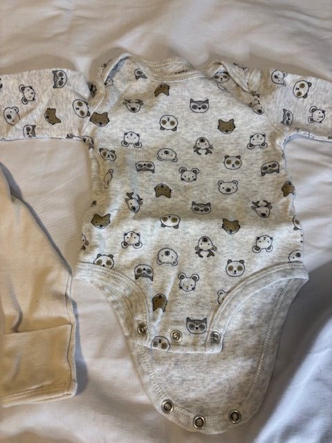 #210 Carter's Boys Bundle of Onesies Size 3 months "4 onesies, bear theme"