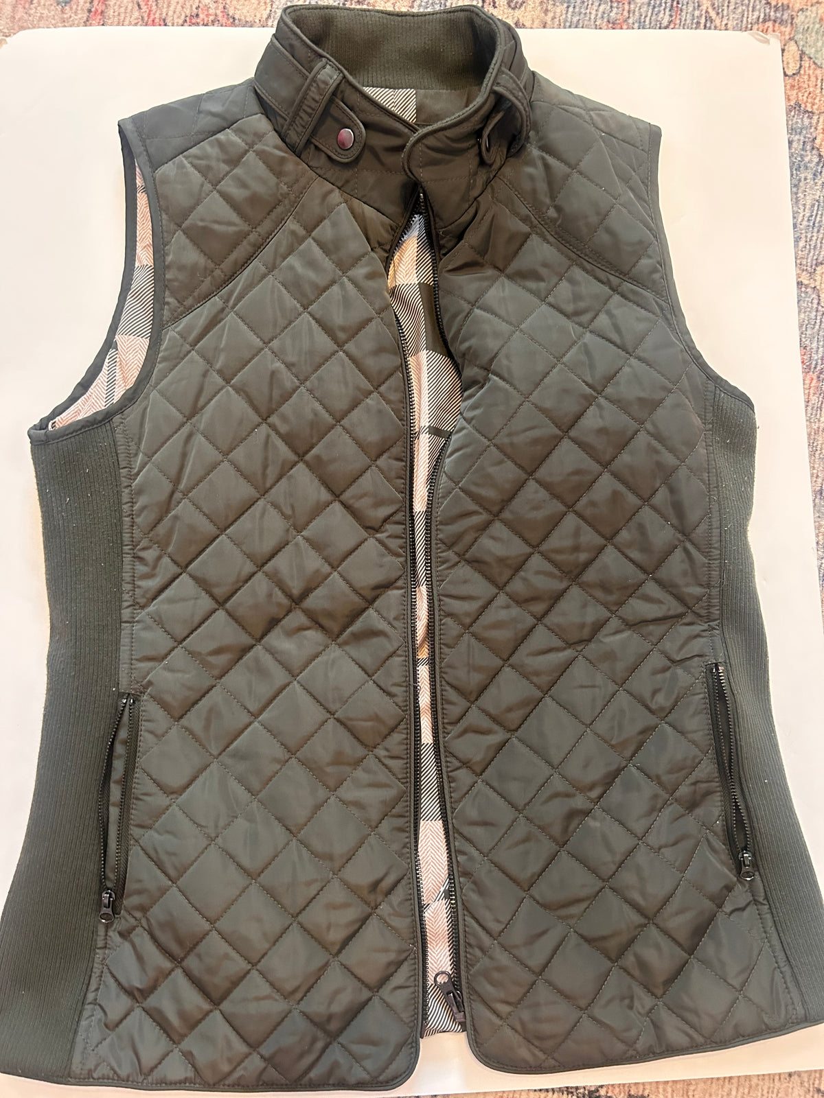 #56 olive green quilted vest size M VGUC