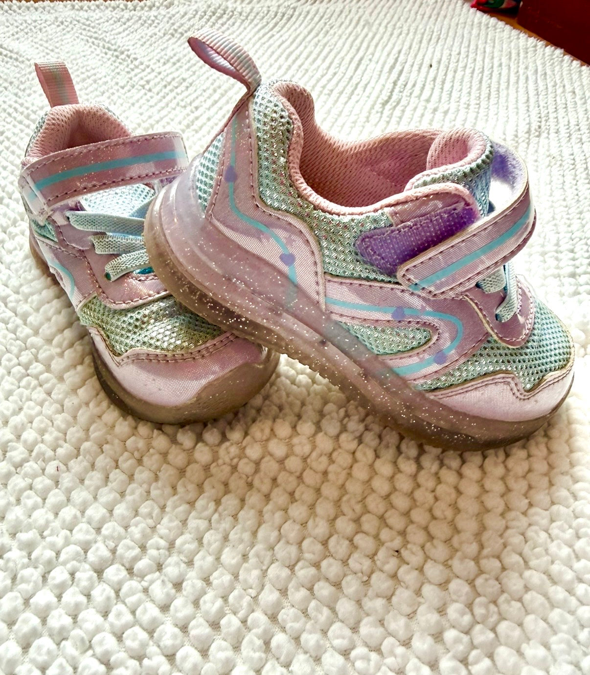 136 EUC girls light up velcro gym shoes size 6