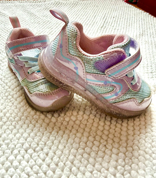 136 EUC girls light up velcro gym shoes size 6