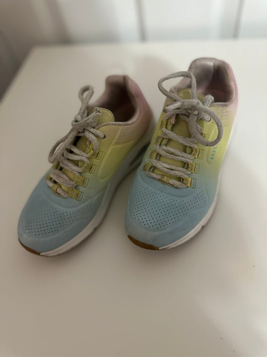 #23 girls shoes sketchers size 13