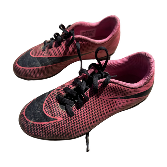 77 - Nike soccer cleats sz 2.5