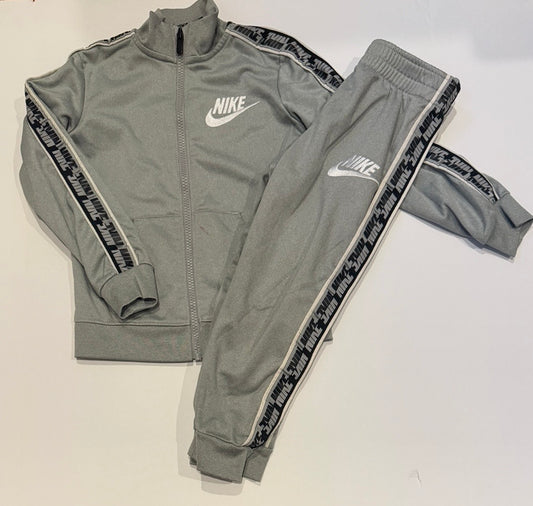 #41 |  4T Nike Tracksuit set, boy *see pic 2