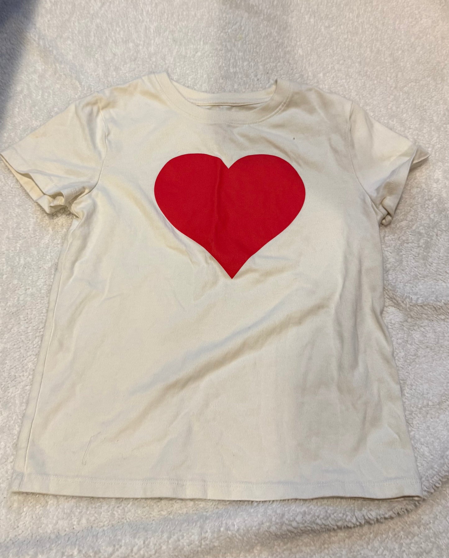 136 EUC Size 8 Cat and Jack Tshirt with large heart
