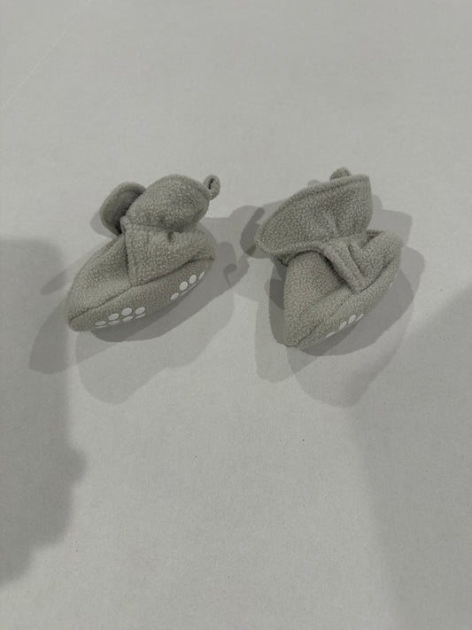 #160 Boys / girls / unisex baby fleece booties size 0-6 months