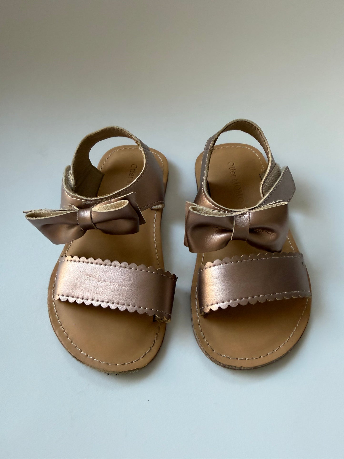*reduced* #117, Girls Shoes 8c, Otter MOMO bronze bow sandals, VGUC