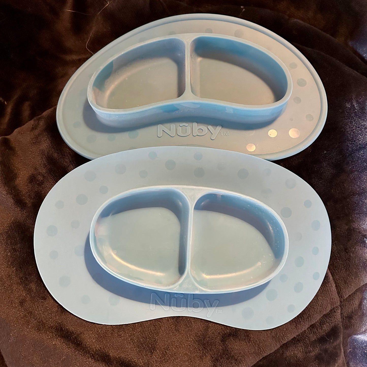 2 blue nuby plates