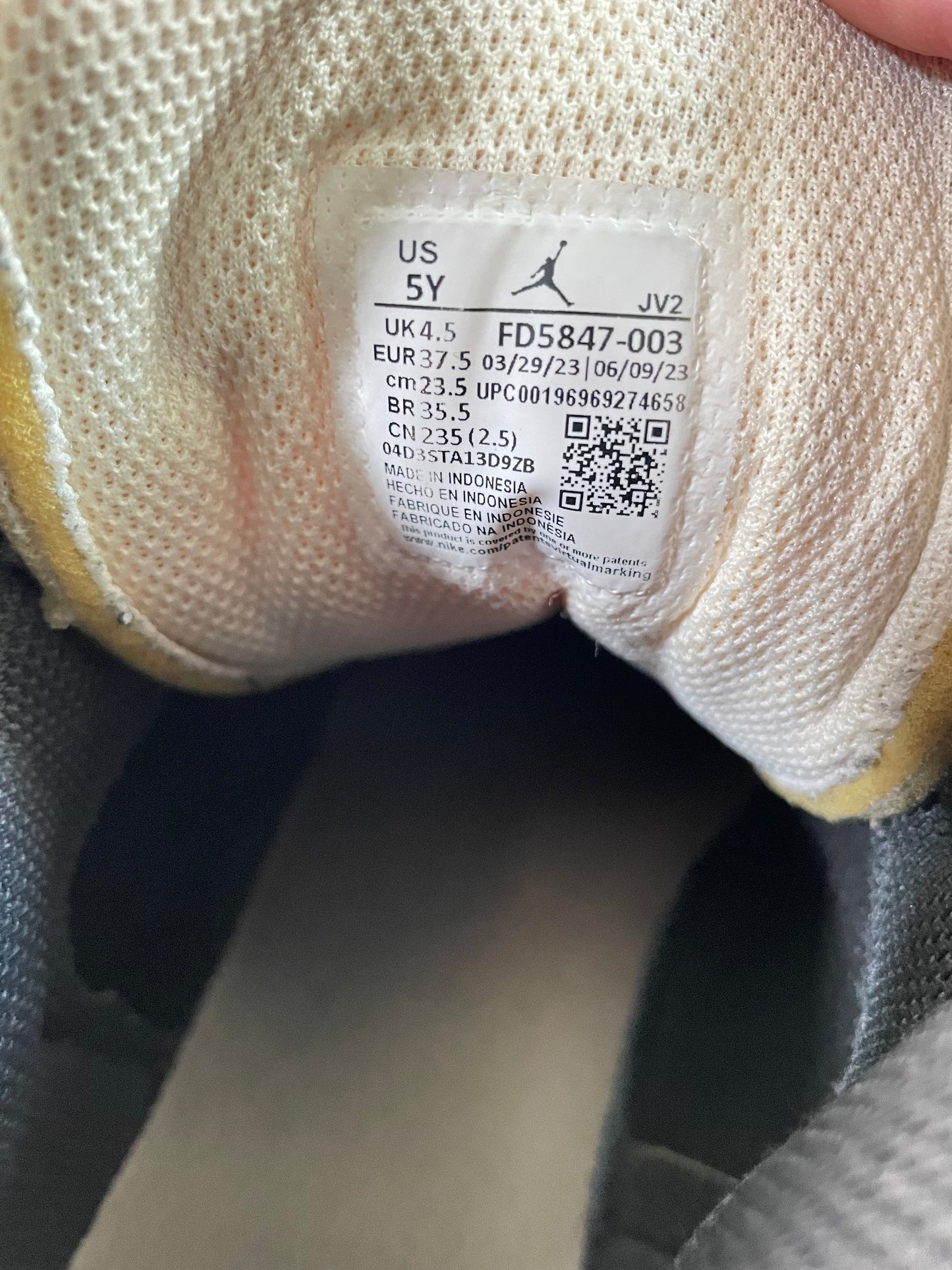 Seller #121 Nike Boys shoes size 5Y