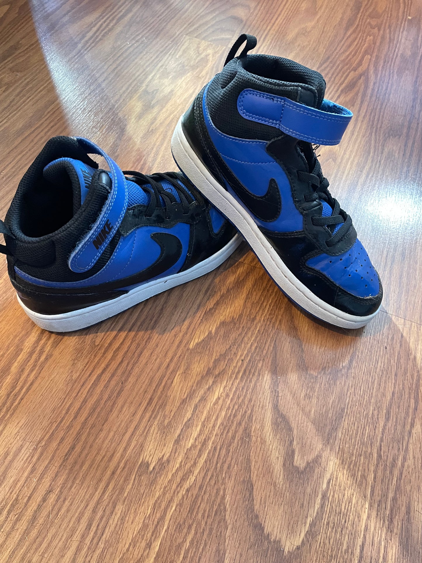 Seller #121 Boys Size 2.5Y Nike shoes