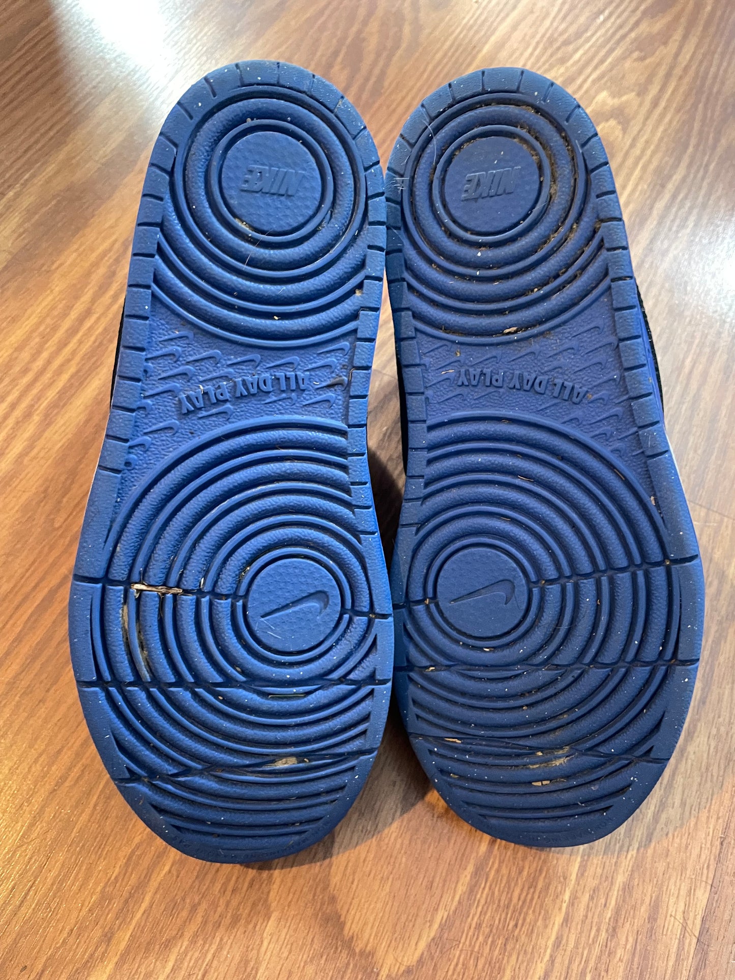 Seller #121 Boys Size 2.5Y Nike shoes