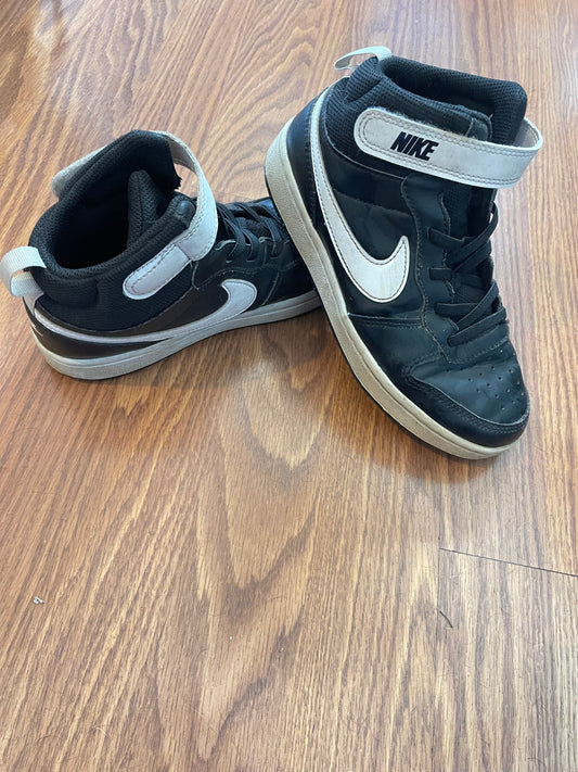Seller #121 Boys Size 2Y Nike shoes