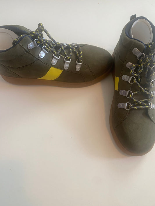 Reduced! Seller 148 NWOT GAP Green tie up shoes size 4