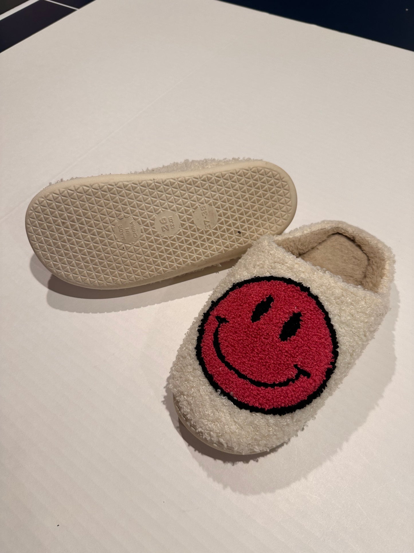 Women's Altr'd State Slippers Pink smiley face size 37-38