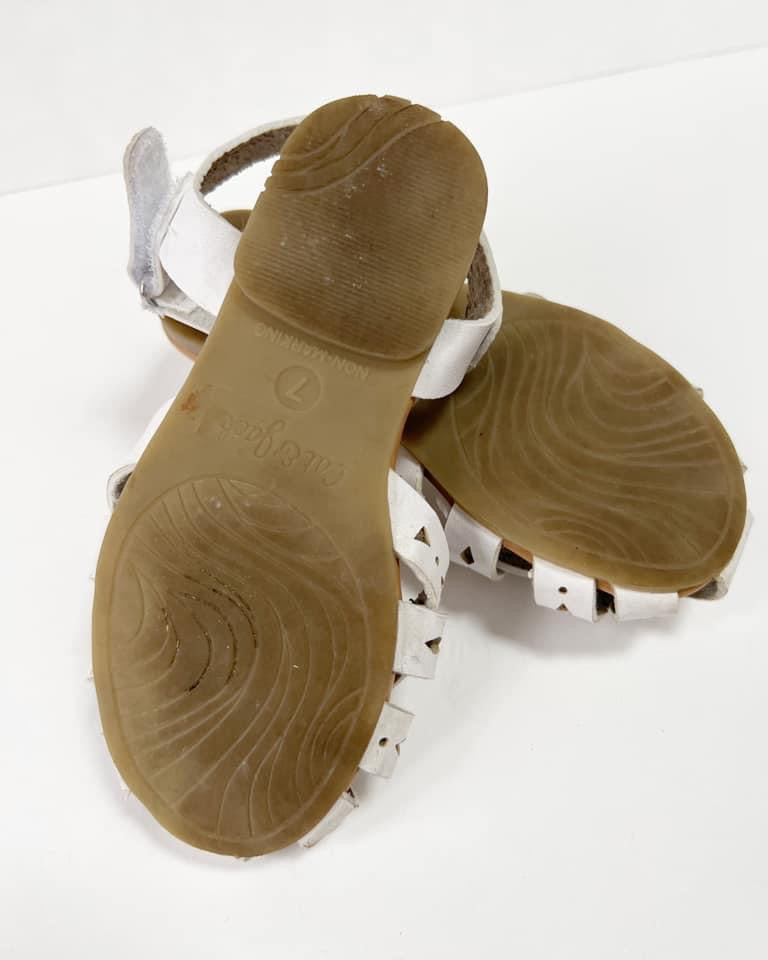 Cat & Jack toddler girls size 7 white sandals, GUC
