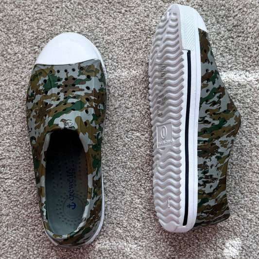 #133 NEW JCrew Kids Camo Shoes Sz 1
