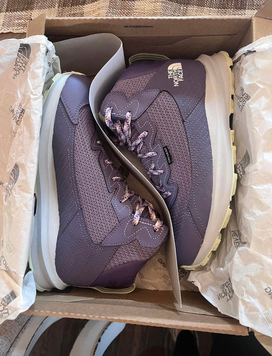 #215 North Face Women Shoes Size 7 (NWT)