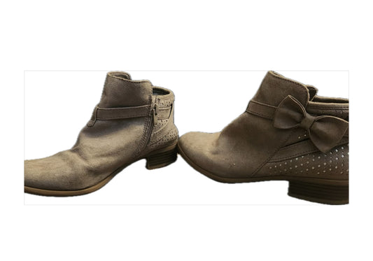 Seller #121 Girls Size 5 booties