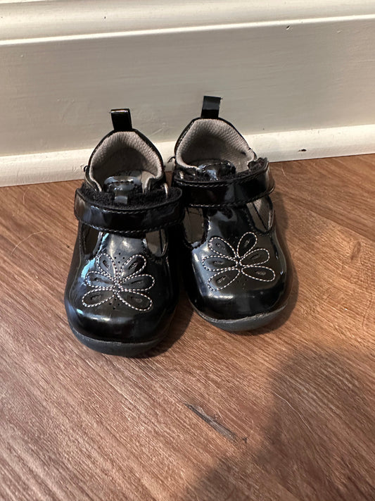 #24 size 4 stride right shoes