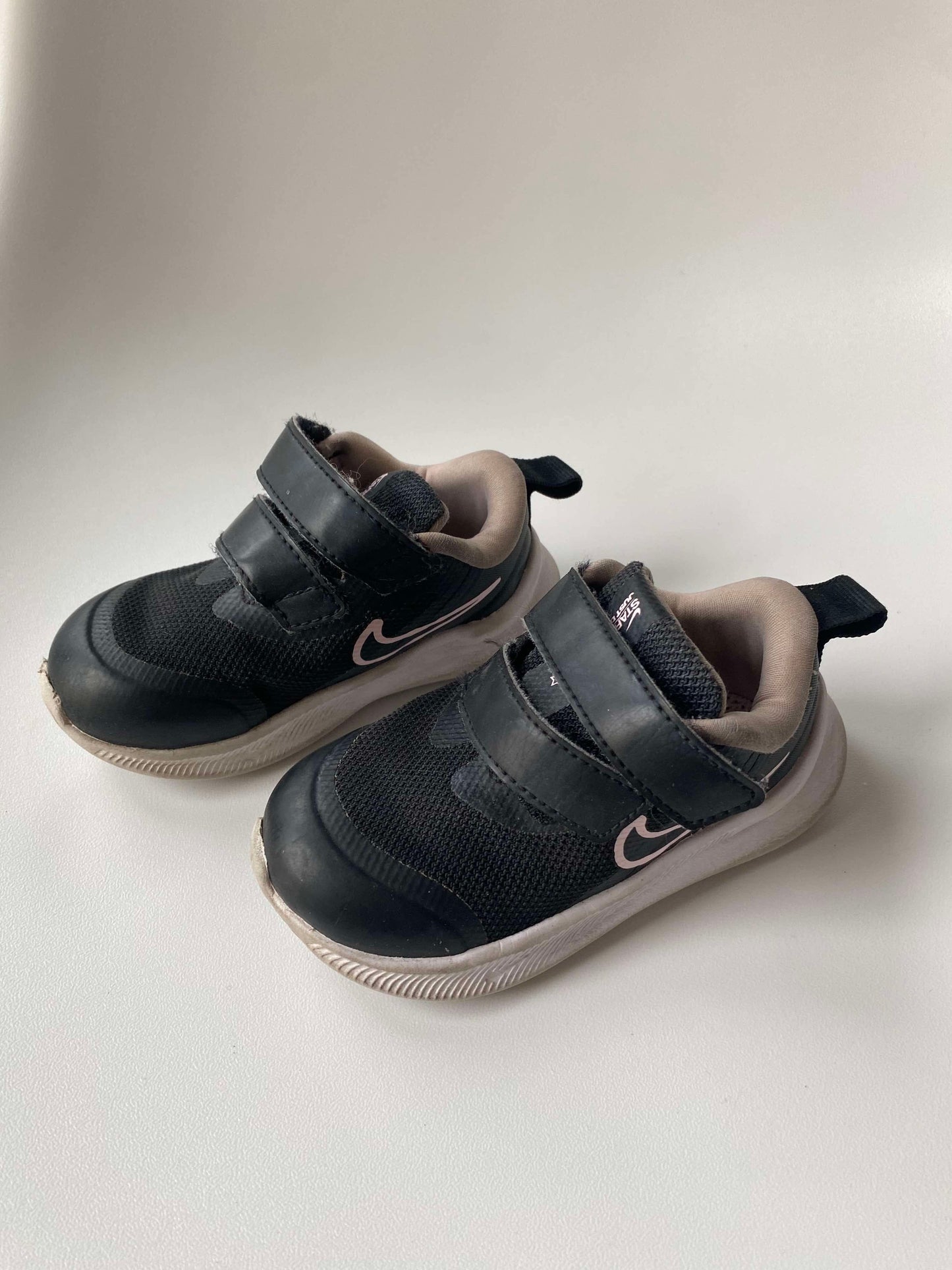 #117- Nike Black w/ pink swoop,  Girls Size 5