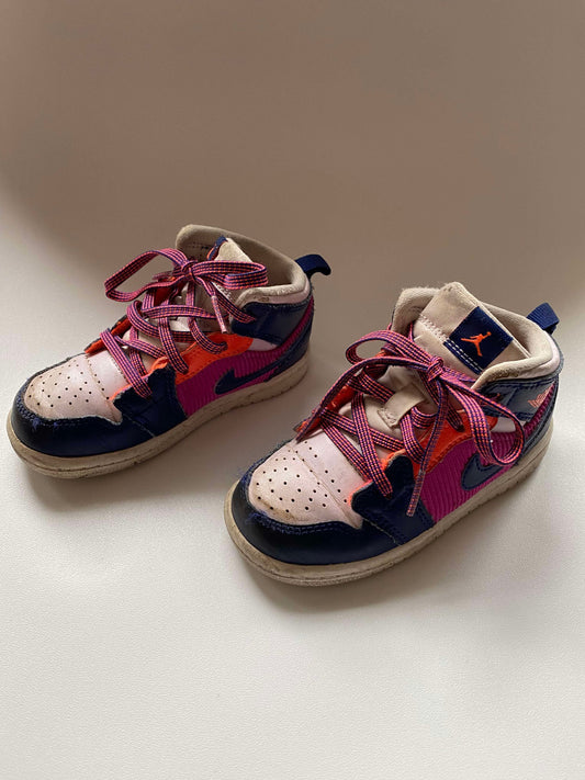 #117, Size 8c, Nike navy/hot pink air jordan gym shoes, GUC