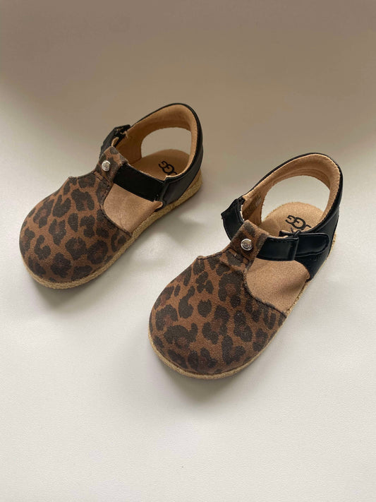 #117, Size 6/7 Ugg leopard print sandals, NEW