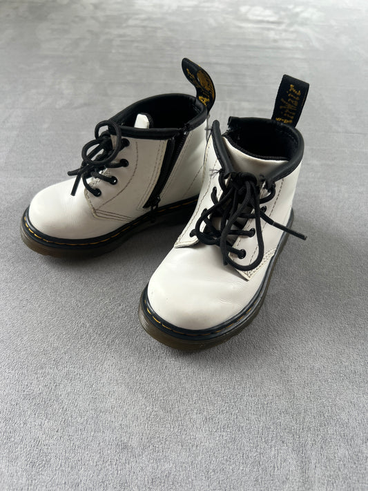 #154 Size 6C Dr. Martins White, VGUC