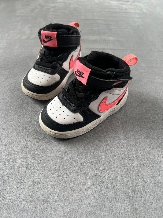 #154 Size 6C Girls Nike high tops, VGUC
