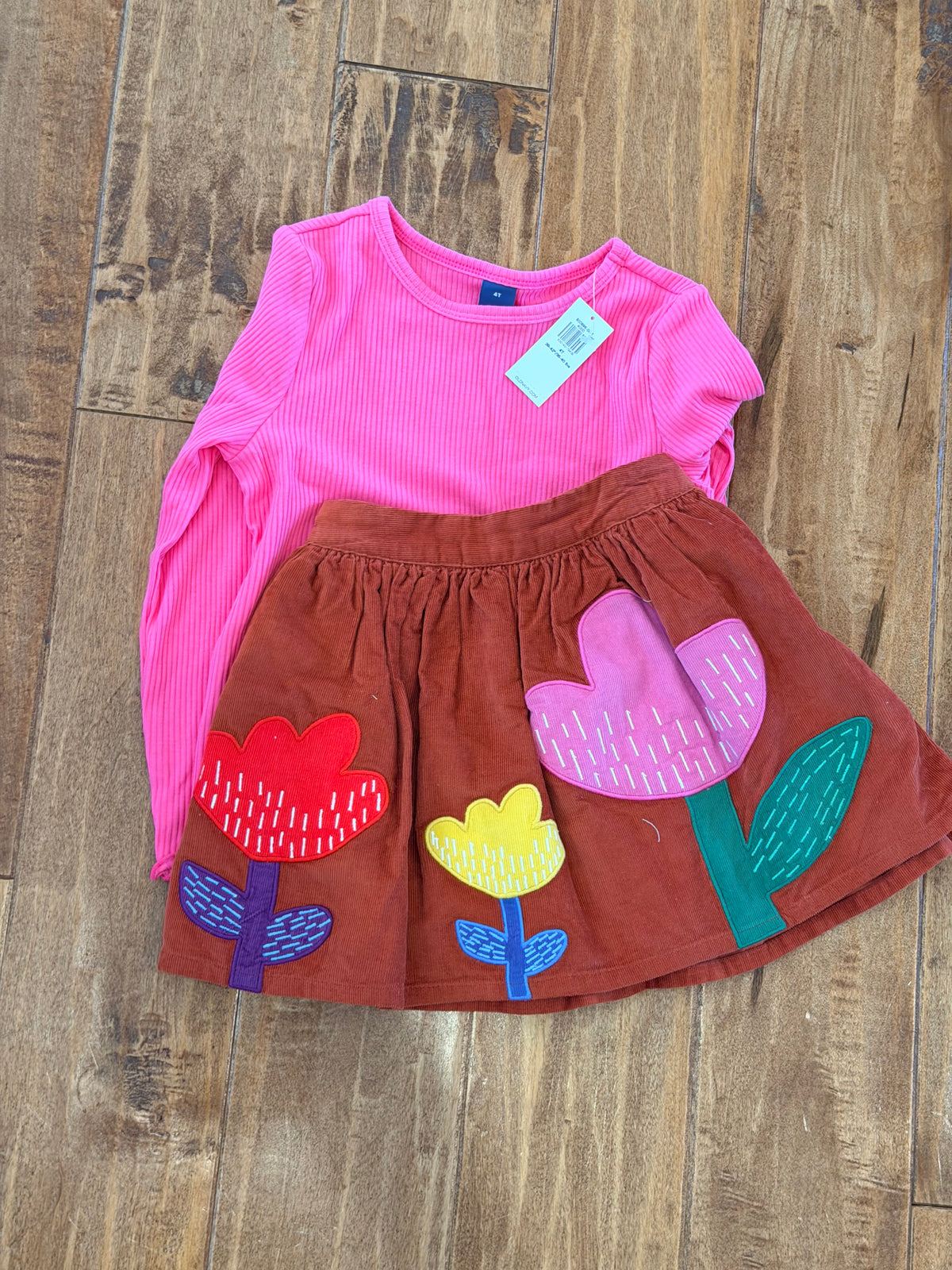 #99 Girls mini boden skirt and pink old navy shirt size 4