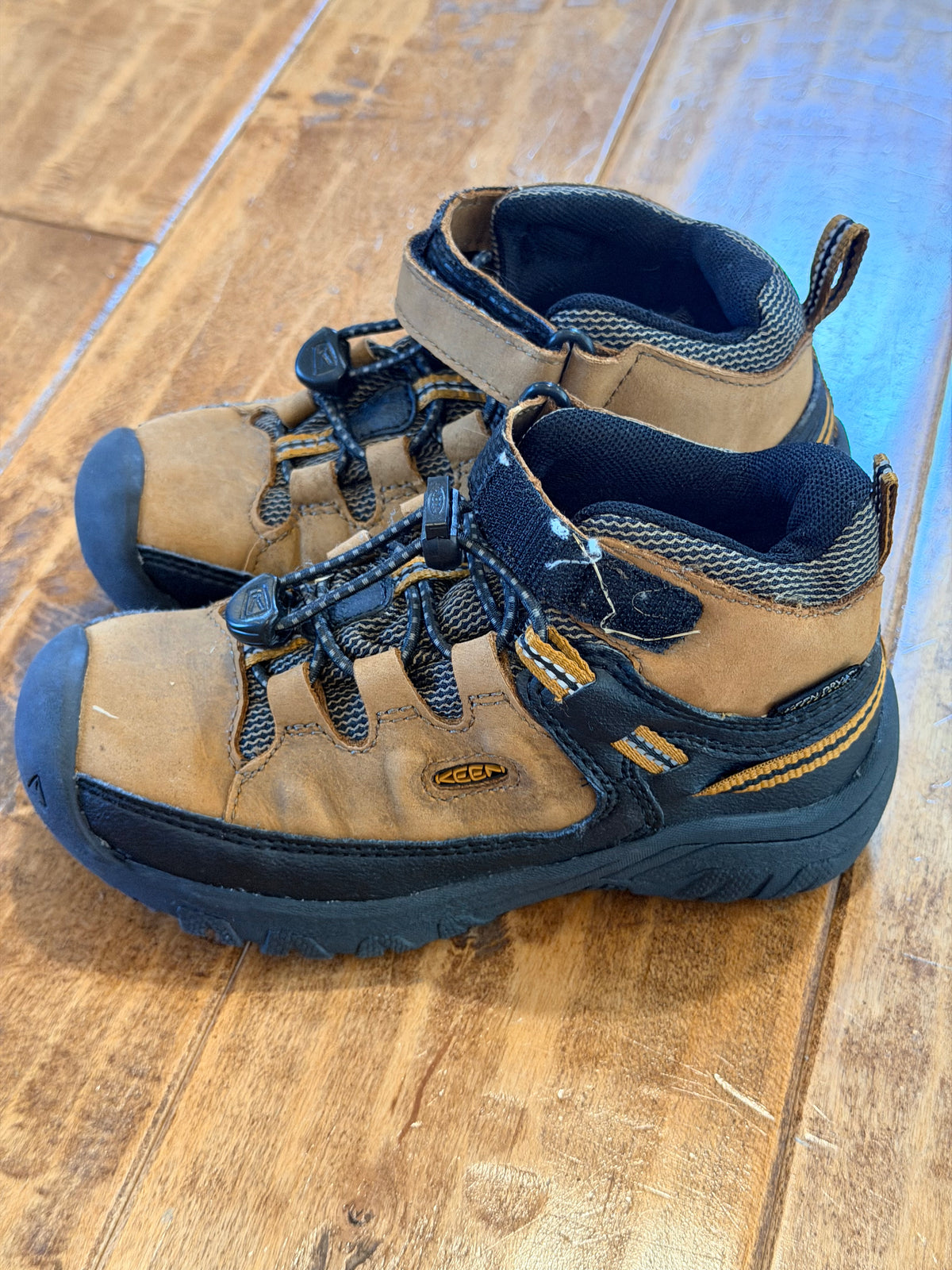 #99 boys keen hiking boots size 11