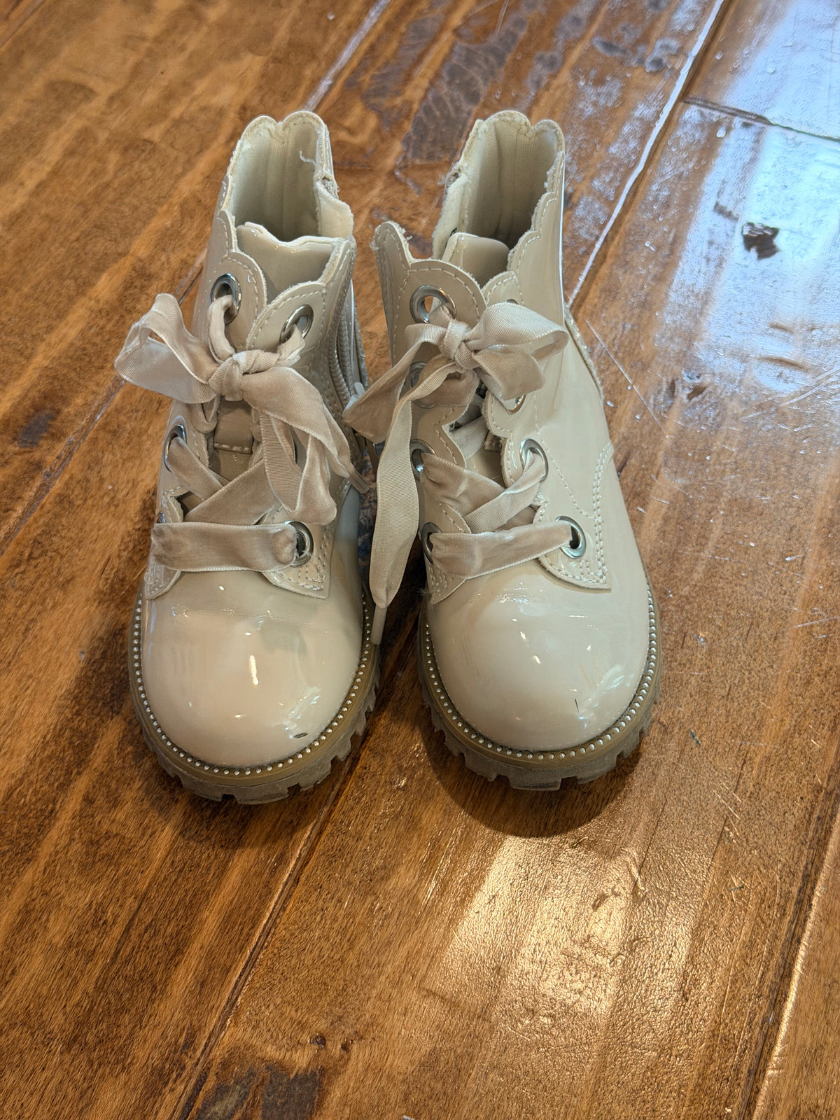 #99 girls beige patent boots size 8