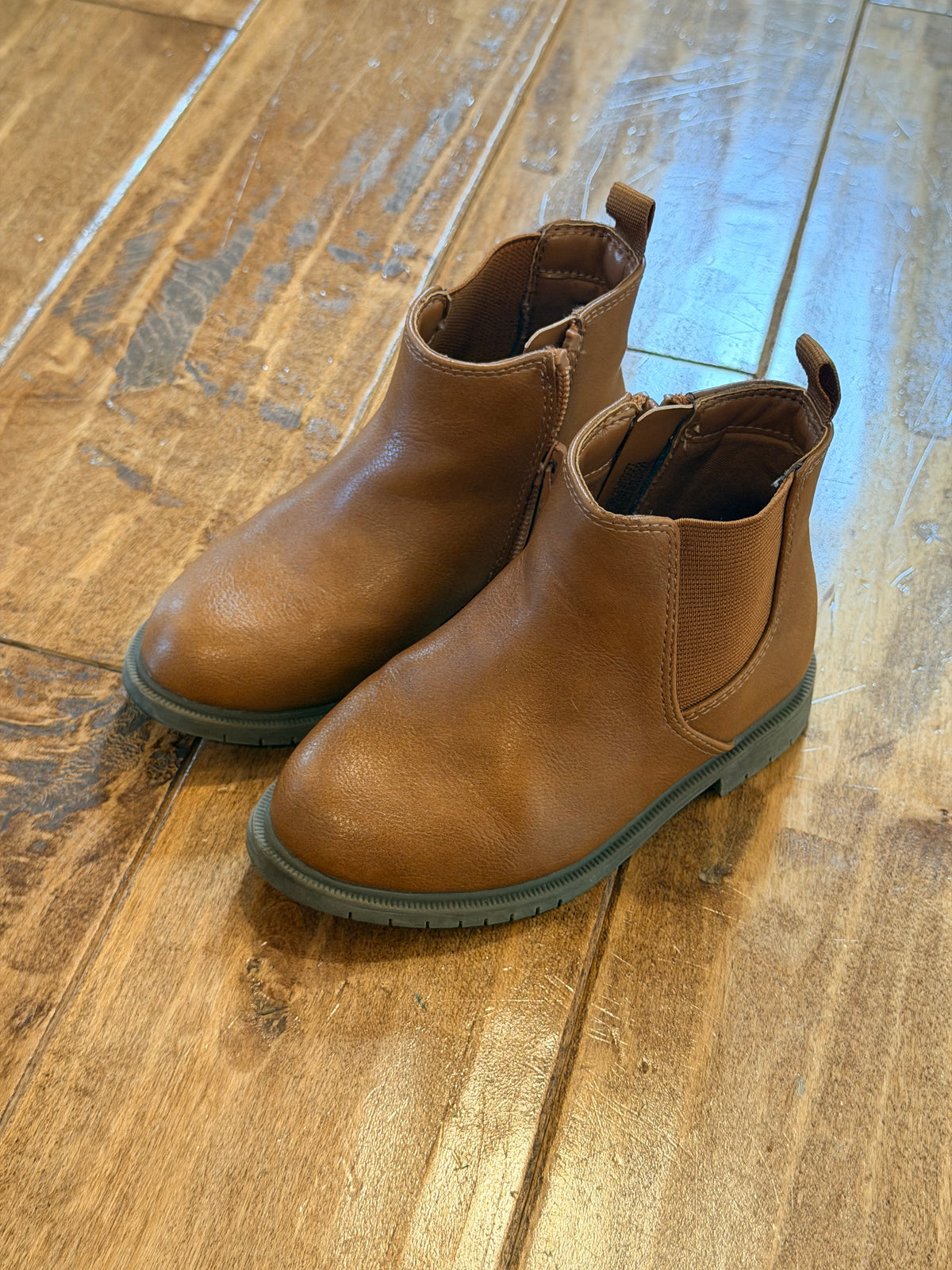 #99 girls brown Chelsea boots size 8