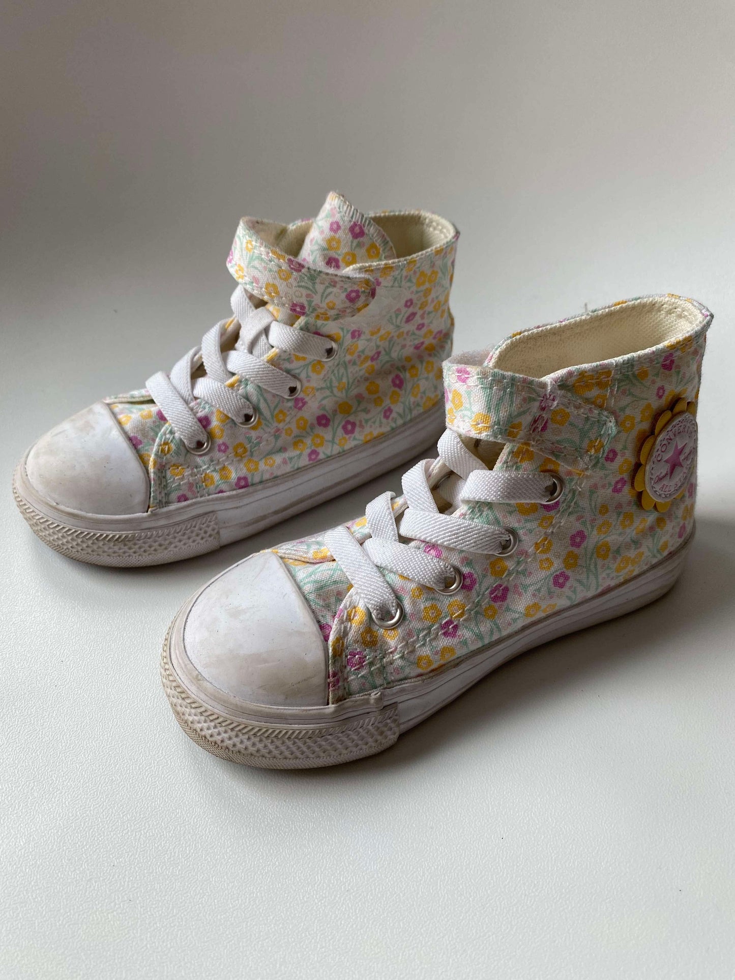 #117, Converse Spring Flower print hightop shoes, Girls 8c, VGUC