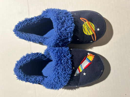 #95 Boys Slippers - 11/12