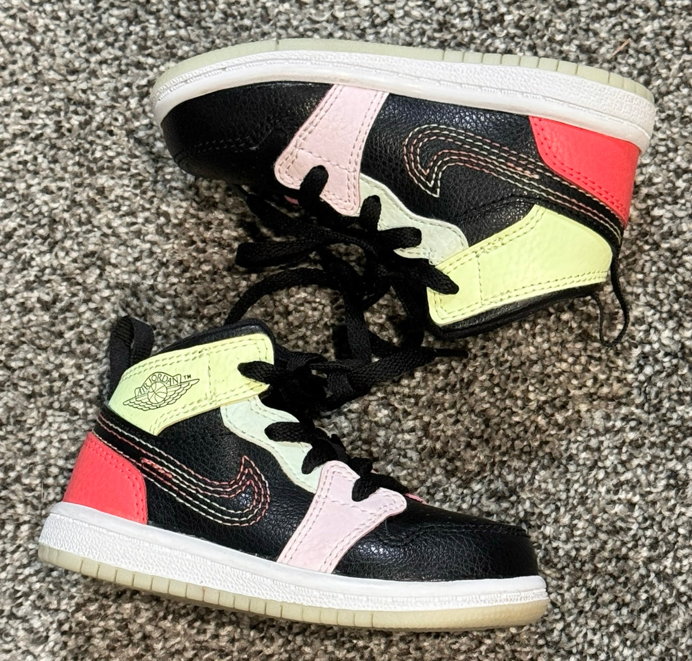 #85 EUC - Jordan 1 Mid (Glow in Dark) - Girls 6 Toddler