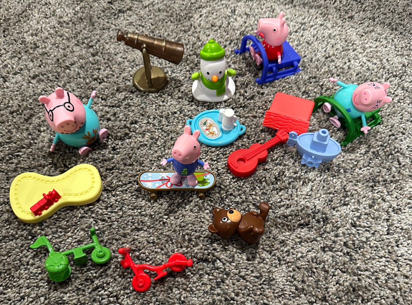 #75B Set of Peppa Pig figurines