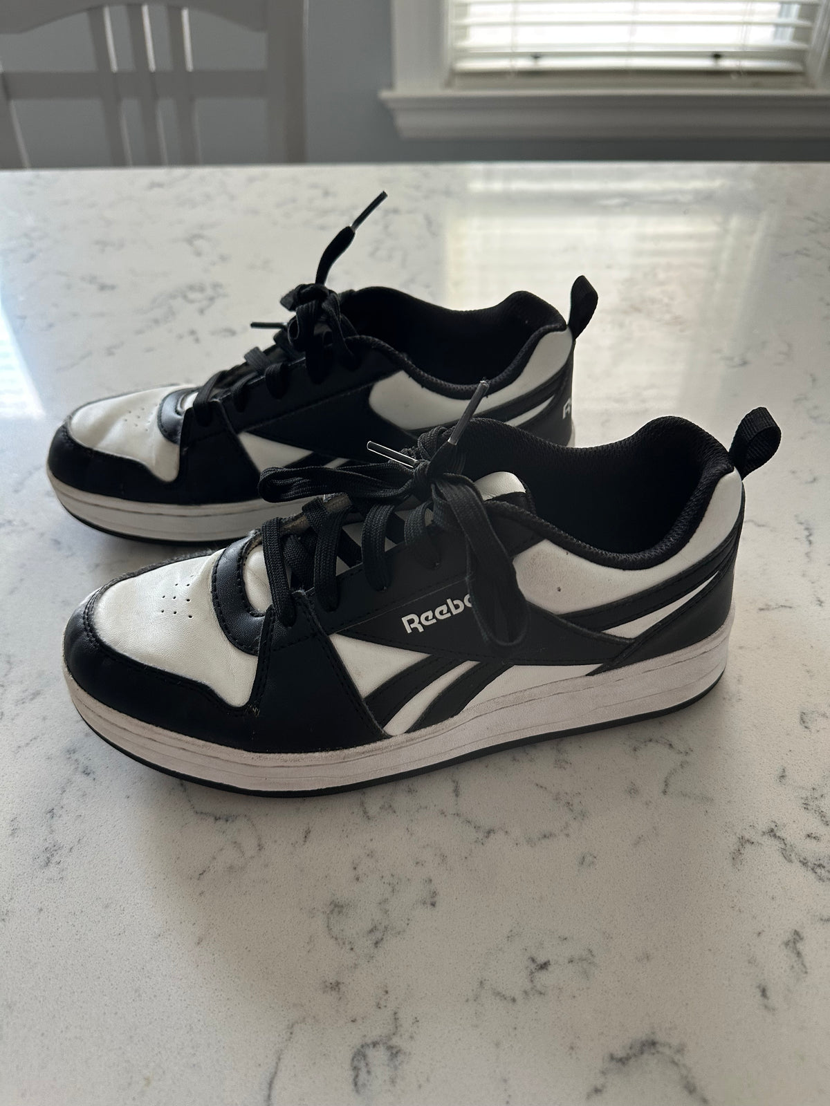 Seller 42, Reebok Gym Shoe, Black/White, EUC, Boys Size 4