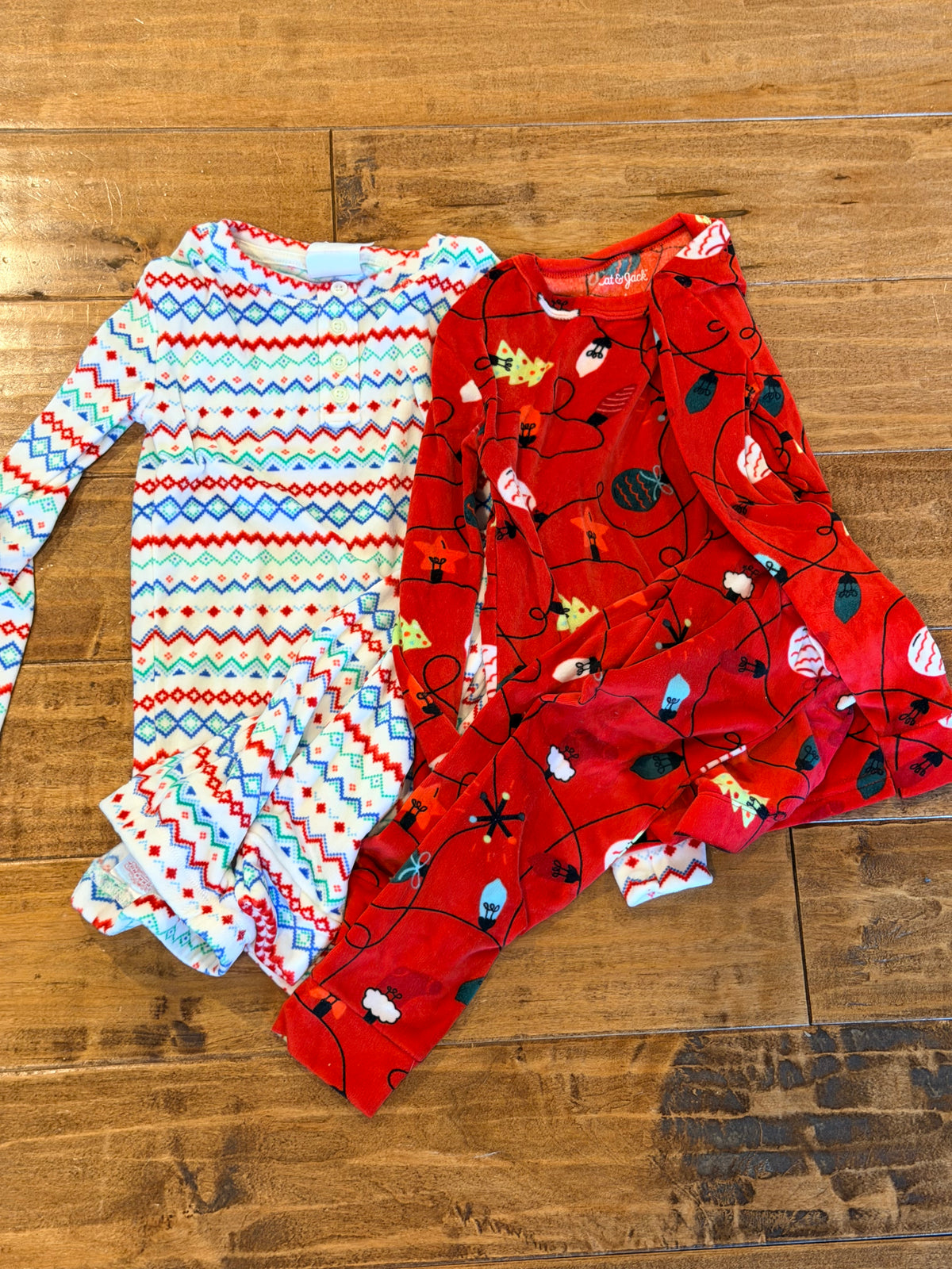 #99 boys cat and Jack holiday pajamas size 6