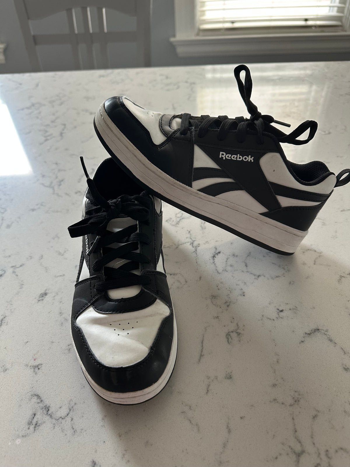 Seller 42, Reebok Gym Shoe, Black/White, EUC, Boys Size 4