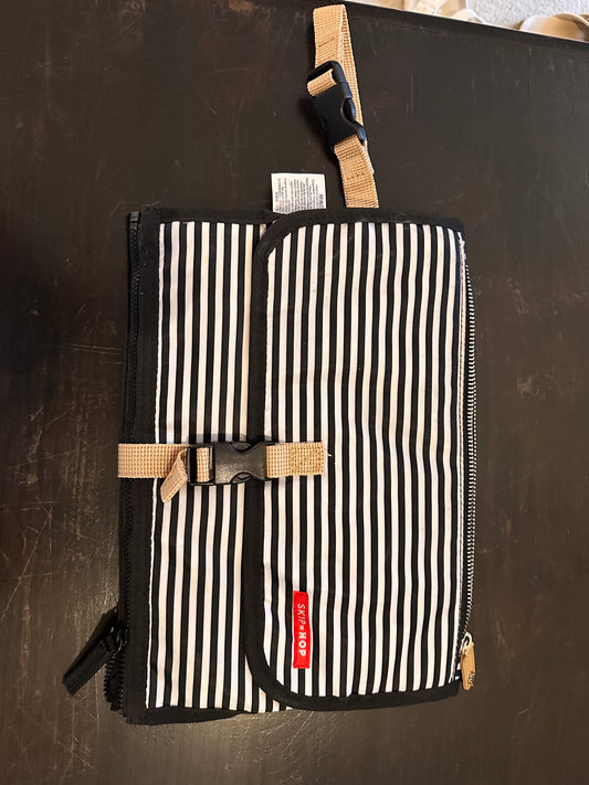 #24 black and white travel changing pad