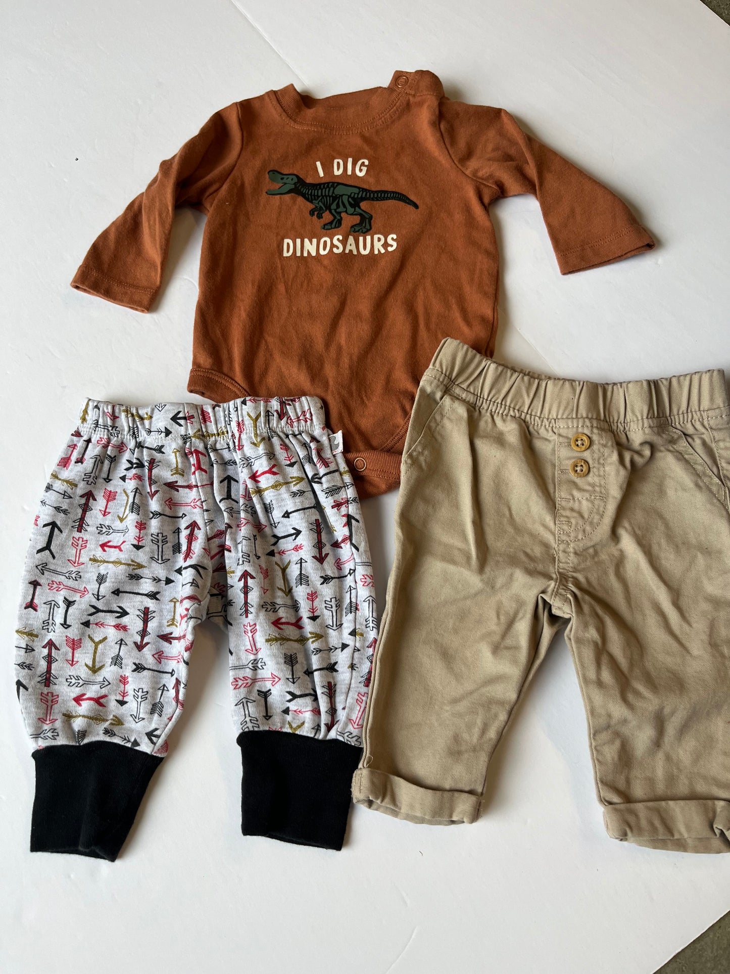 Seller 67 - Dino Arrow outfit  0-3mo