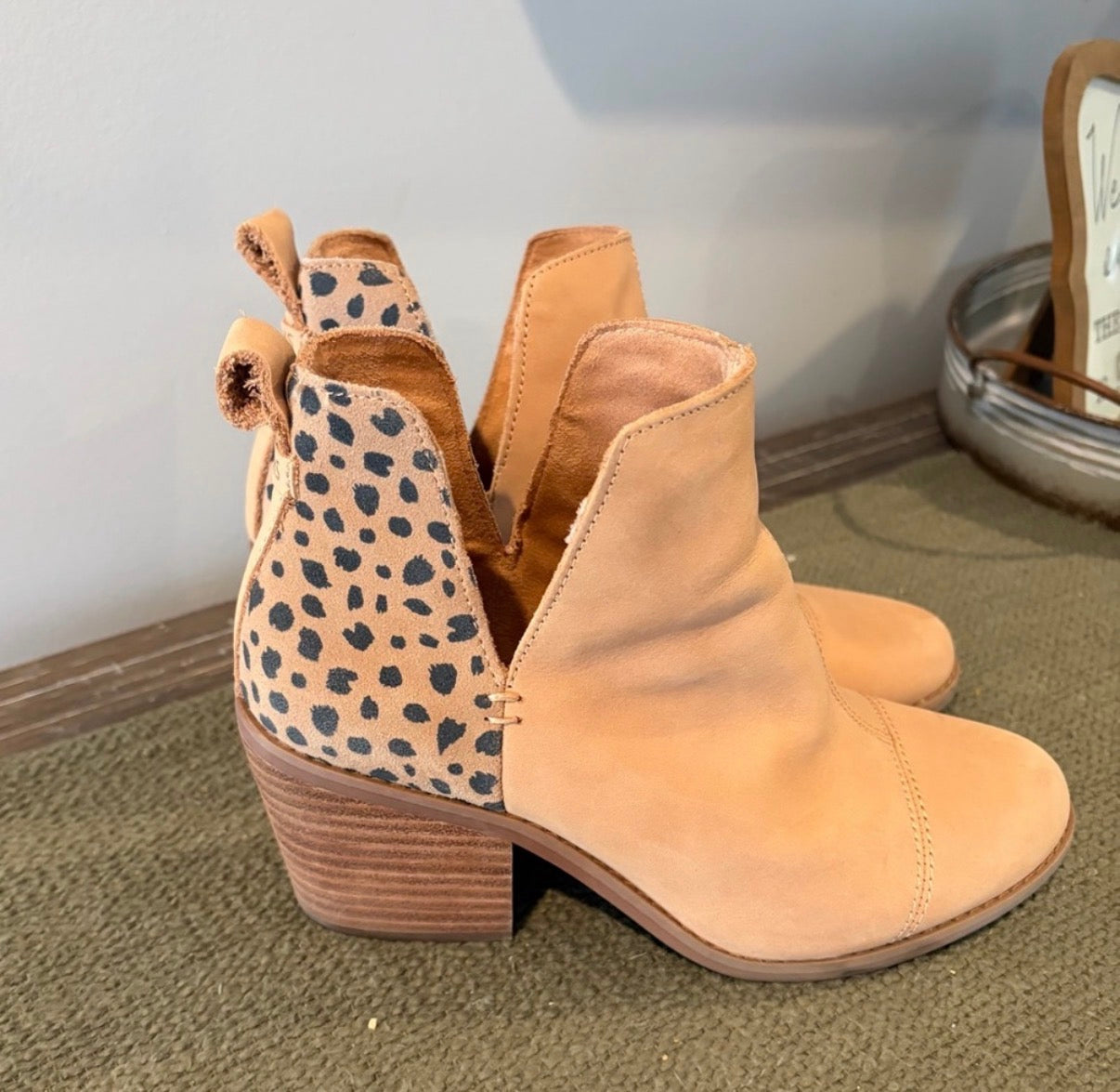 Women’s size 6 Tom’s booties