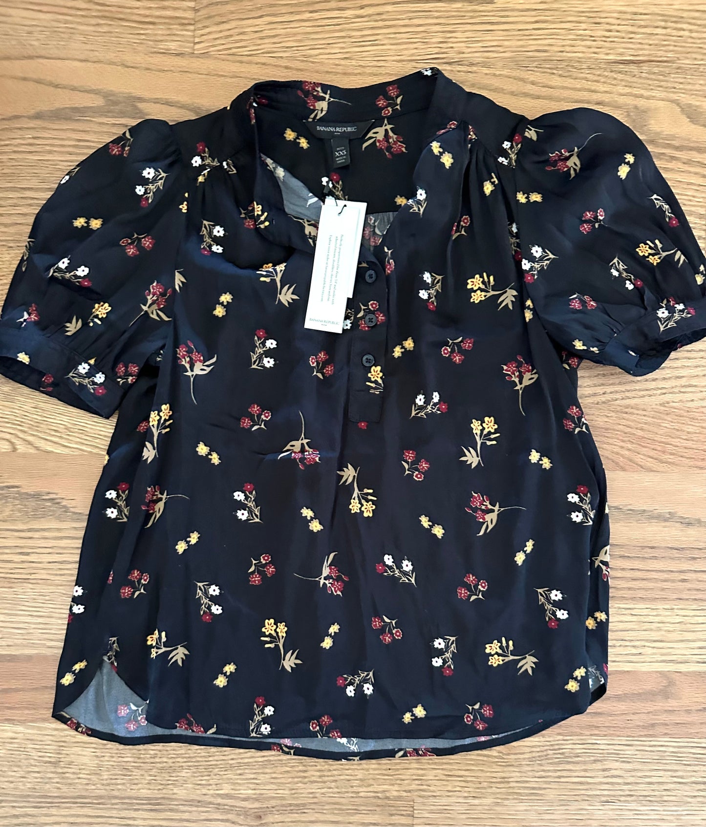 #198- Women’s, Banana Republic, NEW Floral Black Blouse- Size XXS Petite