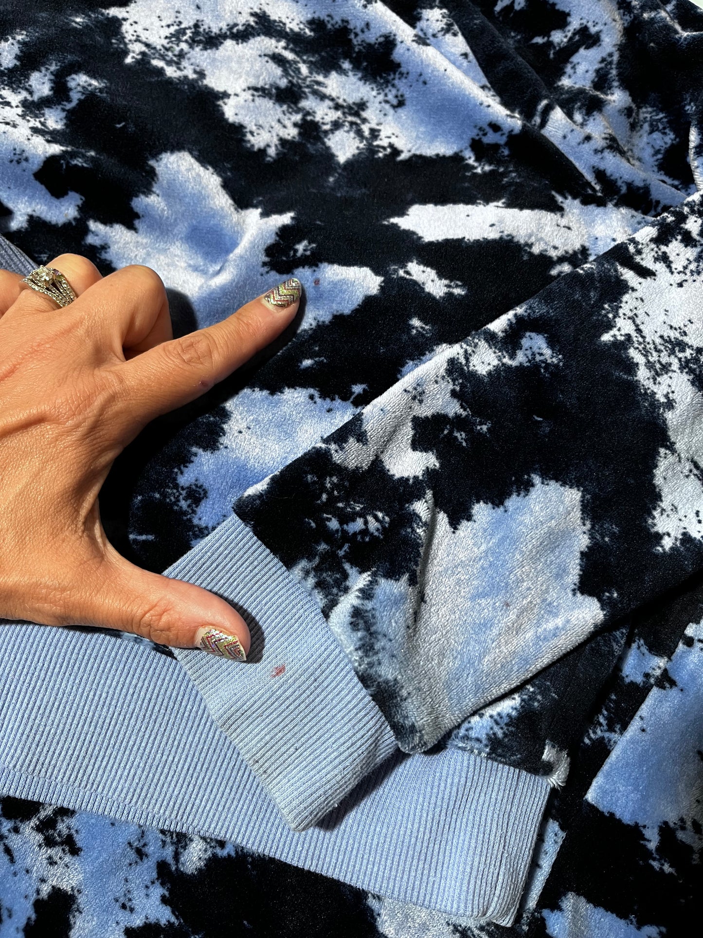 #150 girls size 6/6x art class velour blue splatter sweatsuit