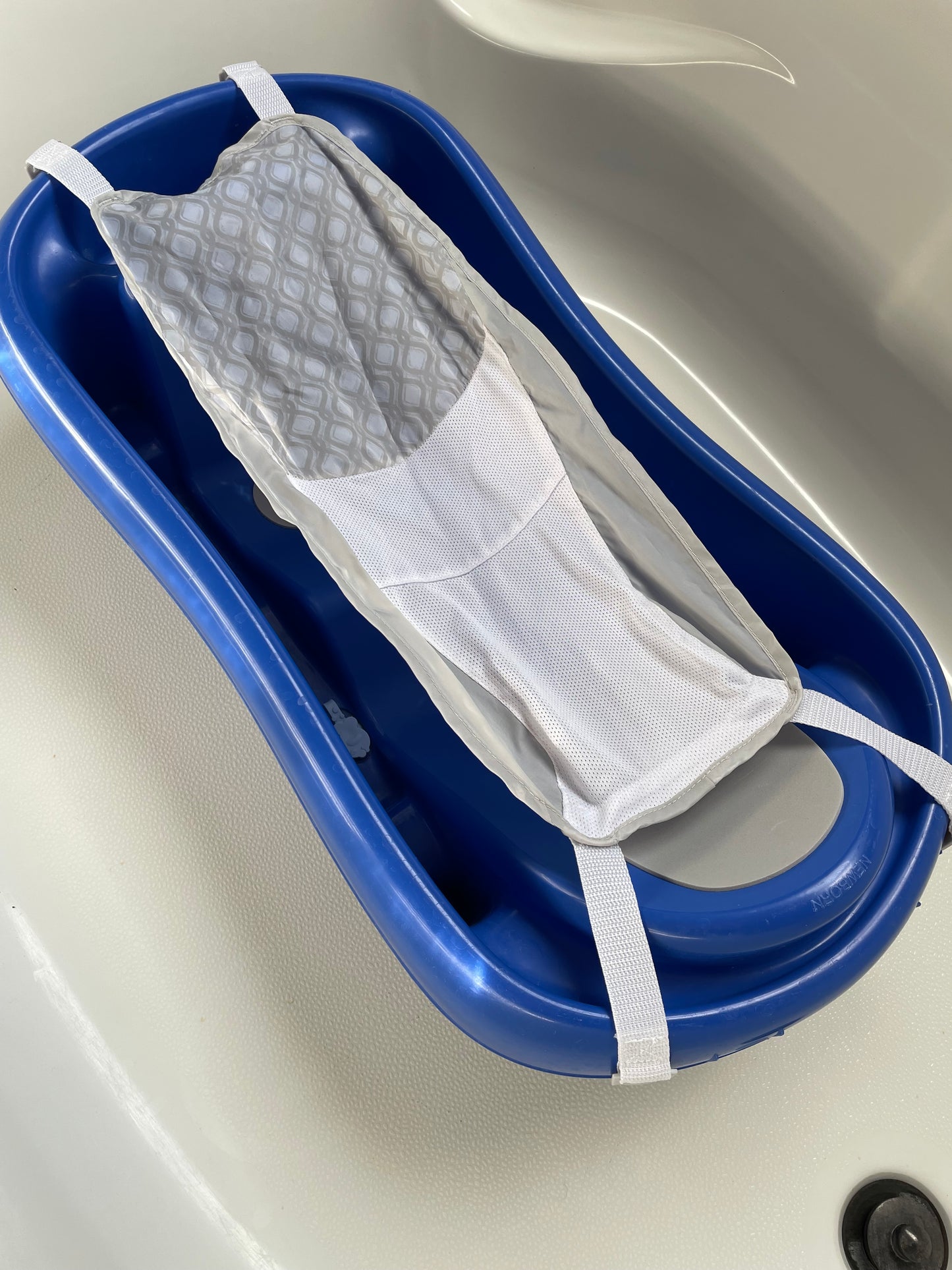 The First Years Newborn-to-Toddler Baby Bath Tub with Sling