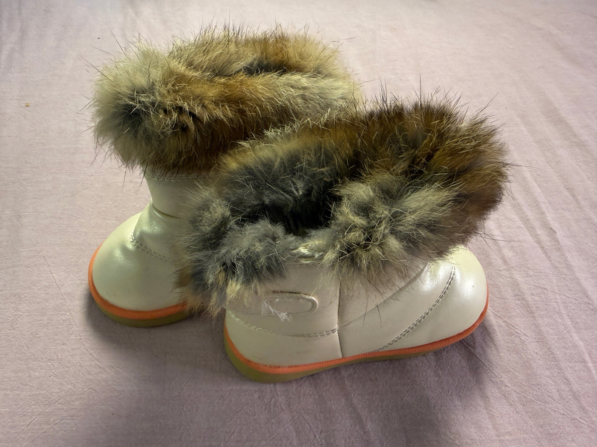#103 Girls Size 7 Fur trim Boot