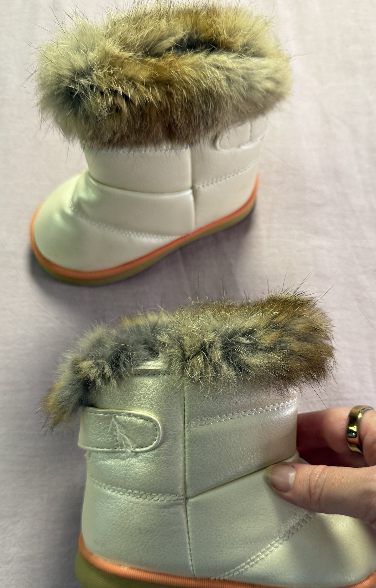 #103 Girls Size 7 Fur trim Boot